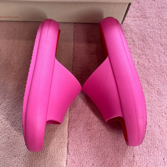 Pink Fuchsia Red J/Slide Beach Slides Size 8, Like New - Picture 5 of 7